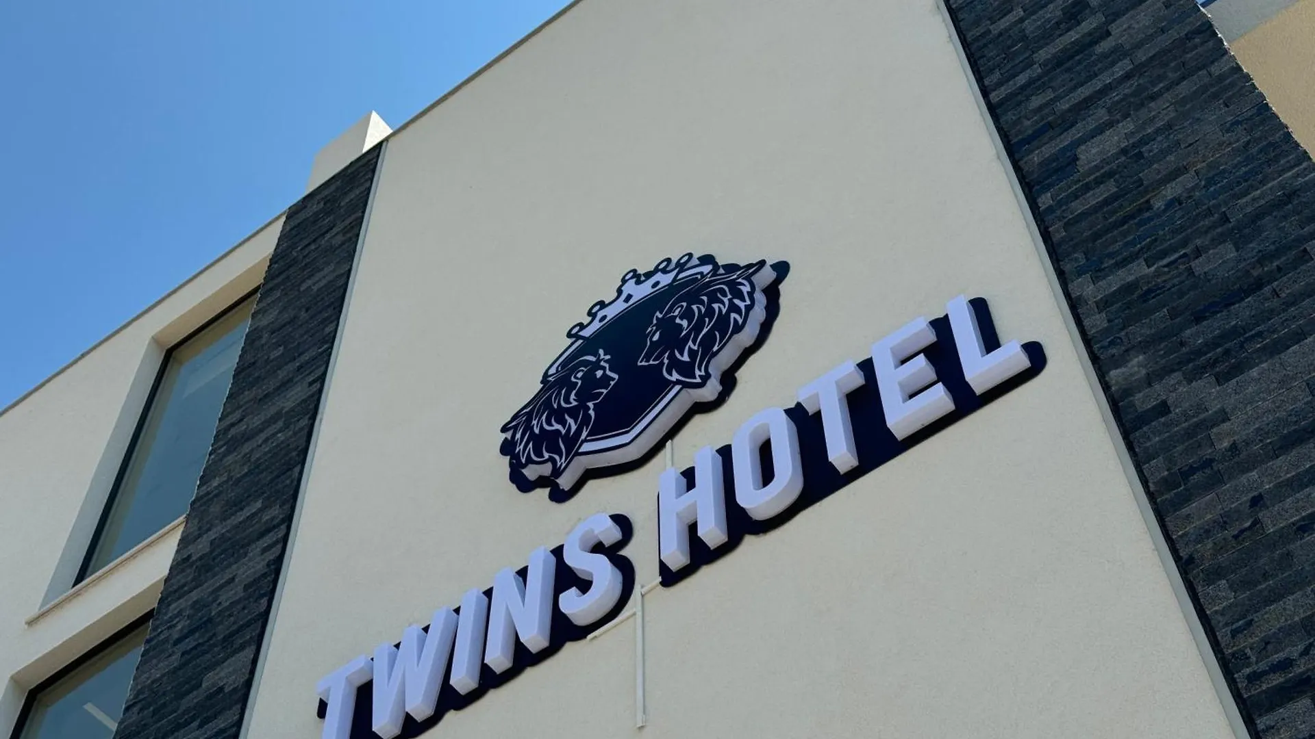 Twins Hotel Vlorë 0*,  Albânia